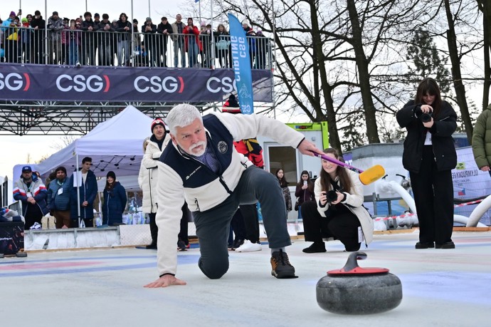 FOTO: Prezident Petr Pavel si vyzkoušel curling. – stránka 1