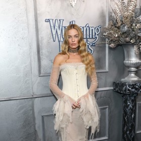 Hlavní hvězdou nového filmového zpracování Bouřlivých výšin je herečka Margot Robbie, která atmosféru a estetiku filmu přenáší i mimo plátno. Krajky a korzety vystihují pořád trochu idealizovanou romantiku dřívější doby i britské krajiny...