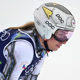 Zklamaná Ester Ledecká po nedokončeném sjezdu.