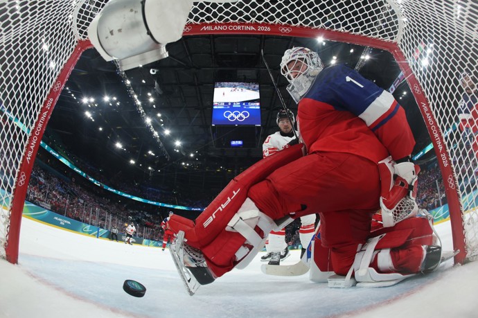 FOTO: Lukáš Dostál inkasuje gól od kanadského hráče. – stránka 4
