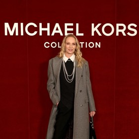 Uma Thurman na newyorském týdnu mód ukázala, že černobílý outfit není nudný a kalhoty můžou působit velmi žensky.