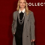 Herečka svůj minimalistický look ozvláštnila doplňky, především nadčasovým perlovým náhrdelníkem.