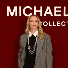 Herečka svůj minimalistický look ozvláštnila doplňky, především nadčasovým perlovým náhrdelníkem.