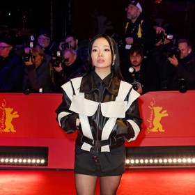 Andrea Guo se svým outfitem vypadá, jako by se zcela náhodou objevila na slavnostním zahájení. 