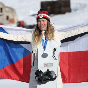 Eva Adamczyková získala stříbro ve snowboardcrossu. 