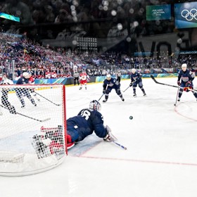 Během šílené pětiminutovky ve druhé třetině udělala česká obrana extrémní chyby a outsider rázem otočil skóre.