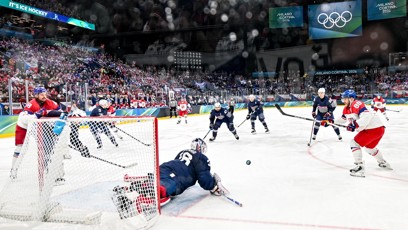FOTO: Během šílené pětiminutovky ve druhé třetině udělala česká obrana extrémní chyby a outsider rázem otočil skóre.