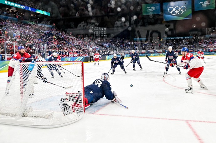 FOTO: Během šílené pětiminutovky ve druhé třetině udělala česká obrana extrémní chyby a outsider rázem otočil skóre. – stránka 1