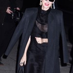 Ještě hůř dopadla herečka Naomi Watts v černých saténových šatech s částečně průhledným živůtkem.