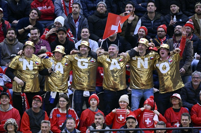 FOTO: Fanoušci na tribuně. – stránka 8