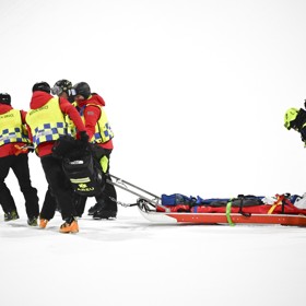 Zdravotníci odvážejí Eliase Lajunena po pádu.