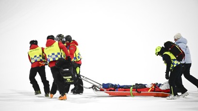 FOTO: Zdravotníci odvážejí Eliase Lajunena po pádu.