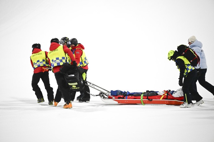 FOTO: Zdravotníci odvážejí Eliase Lajunena po pádu. – stránka 6