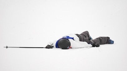 FOTO: Elias Lajunen ležel bezvládně na zemi.