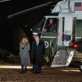 Konspirátoři tvrdí, že se po boku amerického prezidenta Donalda Trumpa objevila dvojnice jeho manželky Melanie. 