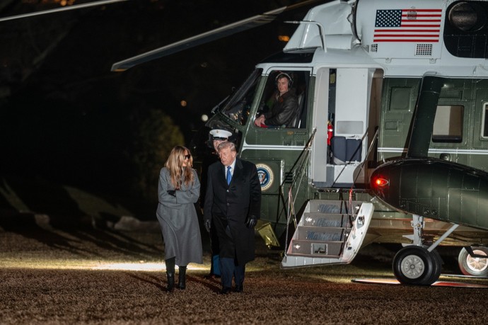 FOTO: Konspirátoři tvrdí, že se po boku amerického prezidenta Donalda Trumpa objevila dvojnice jeho manželky Melanie. – stránka 2