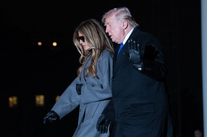 FOTO: Melania Trump se ukázala pro ni v značně neobvyklém outfitu. Konspirátoři tvrdí, že šlo o dvojnici. – stránka 1