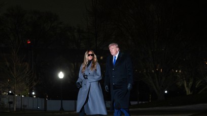 FOTO: Melania Trump měla na očích brýle, ačkoli byla tma. Navíc měla na sobě kozačky, ačkoli obvykle první dáma nosí podpatky.