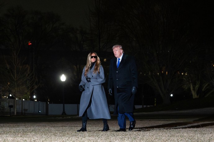 FOTO: Melania Trump měla na očích brýle, ačkoli byla tma. Navíc měla na sobě kozačky, ačkoli obvykle první dáma nosí podpatky.
