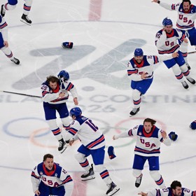 Američtí hokejisté vyhráli na olympiádě zlato.