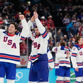 Američtí hokejisté se radovali z výhry.