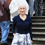 Kardigan s výrazným límcem rozhodně nepůsobil usedle.