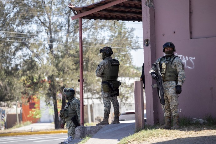 FOTO: Policisté hlídají ulice. – stránka 5