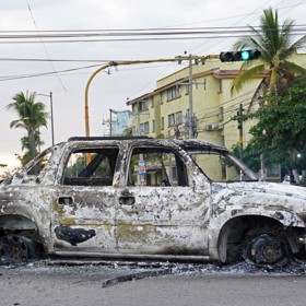 Shořelá auta v Mexiku.