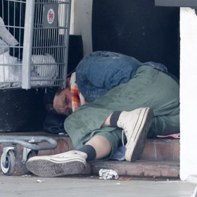 Smutný pohled na někdejší modelku Loni Willison.