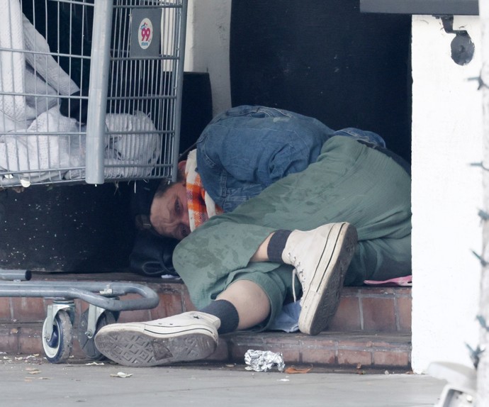 FOTO: Smutný pohled na někdejší modelku Loni Willison. – stránka 7