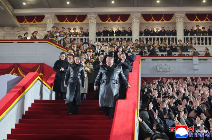 FOTO: Zahraniční média jsou přesvědčena o tom, že nástupcem Kim Čong-una bude nejspíše jeho dcera. V současné době by dívce mělo být kolem 13 let. – stránka 1