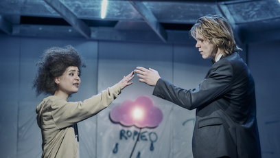 FOTO: Zdeněk Piškula a Tereza Marečková ve hře Romeo a Julie.