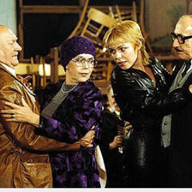 Křtiny: Co se stane, když se musí uskutečnit, původně vymyšlené, křtiny? (Na snímku jsou herci Bedřich Prokoš, Jiřina Jirásková, Dagmar Havlová a Miloš Kopecký).