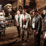 Indiana Jones a Poslední křížová výprava: Indiana Jones tentokrát není sám. Má po boku svého otce. Úkol: najít Svatý grál. (Na snímku Julian Glover, Alison Doody, Denholm Elliott, John Rhys-Davies, Harrison Ford, Sean Connery.)