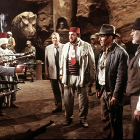 Indiana Jones a Poslední křížová výprava: Indiana Jones tentokrát není sám. Má po boku svého otce. Úkol: najít Svatý grál. (Na snímku Julian Glover, Alison Doody, Denholm Elliott, John Rhys-Davies, Harrison Ford, Sean Connery.)