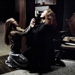 Horor Carrie na motivy knihy Stephena Kinga byl natočen v roce 1976. Filmová dívka Carrie umí rozpoutat peklo a pomstít se všem, kteří jí ubližují... Na snímku Sissy Spacek a Piper Laurie.