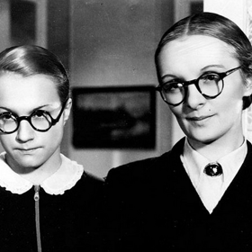 Mravnost nade vše je film z roku 1937. Pojednává o rodině profesora Karase, který je vážený muž a zastánce morálky. Jednou se ale před jeho dveřmi objeví hřích z mládí... Na snímku Adina Mandlová a Světla Svozilová.