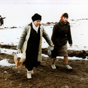 snímek z filmu Sestřičky (Jiřina Jirásková, Alena Mihulová)