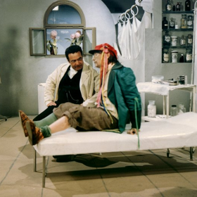 Vladimír Menšík byl oblíbený i mezi dětskými diváky. V roce 1982 si zahrál v Doktorské pohádce. Na snímku Vladimír Menšík a Josef Dvořák. Další fotky jsou z této pohádky.