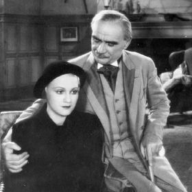 Přesně s tou, do které se později beznadějně zamiluje, aniž tuší, že je s ní už ženat...