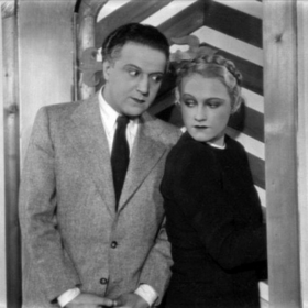 Projde několika bary, povzbudí se nemalým množstvím alkoholu, a protože už nemá co ztratit, na nemocničním lůžku se ze soucitu ožení s neznámou dívkou (Adina Mandlová).