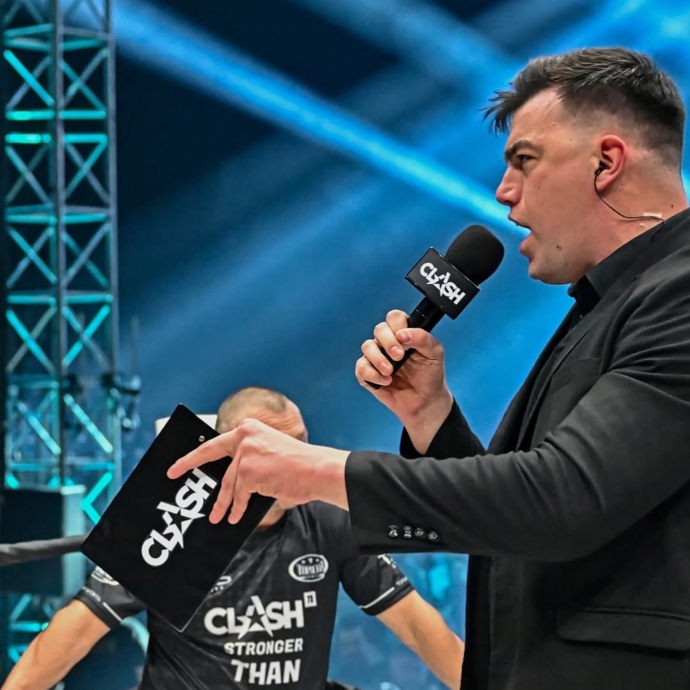 FOTO: Moderátor Clashe Jan Dokládal. – stránka 1