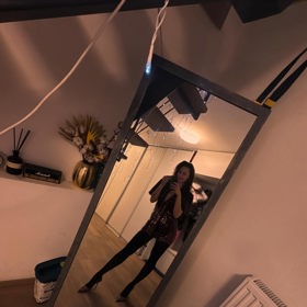 Moderátorka Ivana Kulhánková je velmi krásná.