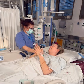 Americká lyžařská legenda Lindsey Vonn na Instagramu poděkovala lékařskému personálu za to, jak dobře se o ní starají. 