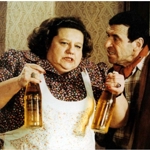 Hlavní role dvojice podvodníků se měli původně ujmout Jiří Sovák a Vladimír Menšík. Na snímku Helena Růžičková a František Peterka.