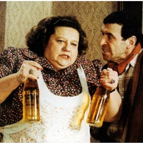 Hlavní role dvojice podvodníků se měli původně ujmout Jiří Sovák a Vladimír Menšík. Na snímku Helena Růžičková a František Peterka.