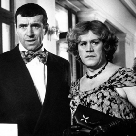 Snímek z filmu Zítra budeme chytřejší, staroušku, ve kterém si Helena Růžičková zahrála. Zpracovává příběh o dvou podvodnících, kteří neustále narážejí na mnohem schopnější soupeře. Na fotce jsou František Peterka a Karel Augusta.