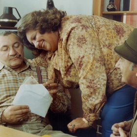 snímek z filmu Zítra budeme chytřejší, staroušku (Zdeněk Srstka, a Helena Růžičková)