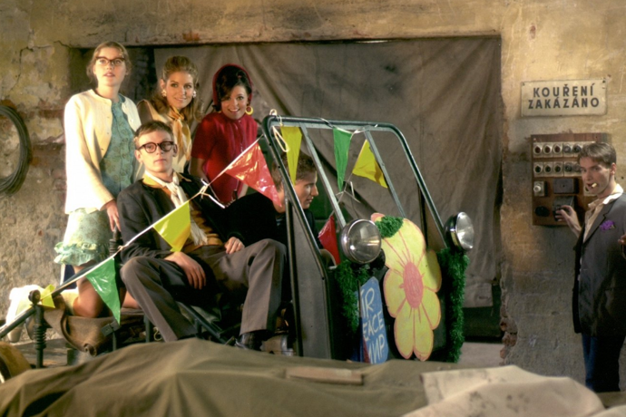 FOTO: Anna Veselá, Ľuboš Kostelný, Zuzana Norisová, Betka Stanková, Jaromír Nosek a Jan Révai ve filmu Rebelové.