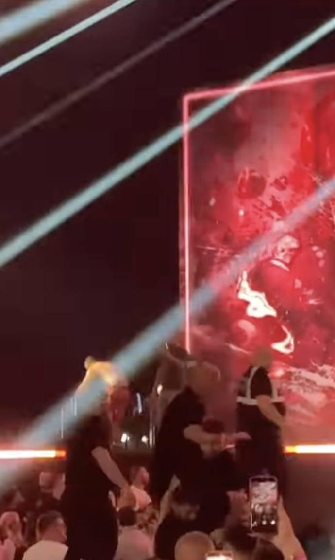 FOTO: Pali Hari na útěku před rozzuřeným davem. – stránka 14